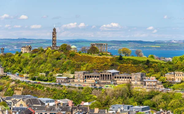 Pohled na Calton Hill od Holyrood Park - Edinburgh, Skotsko — Stock fotografie