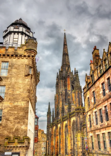 Uitzicht op de Hub en de Camera Obscura in Edinburgh — Stockfoto