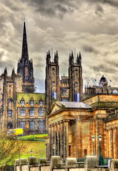 Вид на Новый колледж и Национальную галерею Шотландии в Эдине — стоковое фото