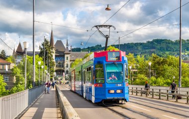 Bern, İsviçre - ebilmek 09: 4/10 tramvaya Kirchenfeldbrucke içinde olmak