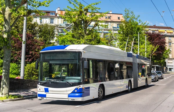 Trådbussar på en gata i Lausanne - Schweiz — Stockfoto
