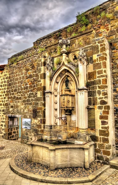 Fontein in de kapel van Saint-Clair d'Aiguilhe - Frankrijk — Stockfoto