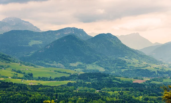 Weergave van Franse Alpen met bergen Julioz en Trelod — Stockfoto