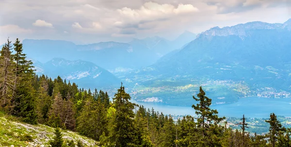 Uitzicht op het meer van Annecy van Semnoz - Franse Alpen — Stockfoto