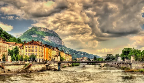 Widok z Grenoble nad rzeką Isere - Francja — Zdjęcie stockowe