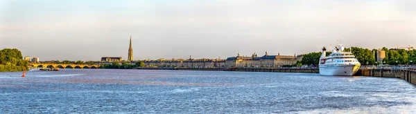 Vista de la ciudad de Burdeos con el río Garona - Aquitania, Francia — Foto de Stock