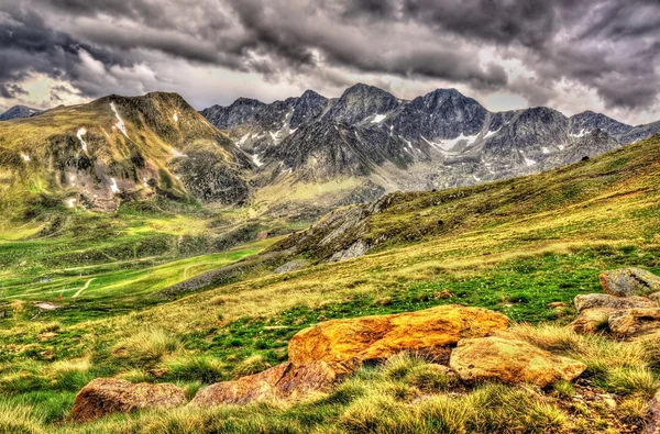 Vista de los Pirineos cerca de El Pas de la Casa - Andorra — Foto de Stock