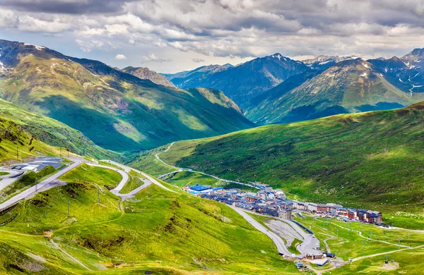 Weergave van El Pas de la Casa van een berg - Andorra — Stockfoto