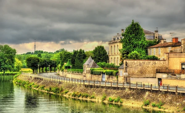 L'argine del fiume Charente a Saintes - Francia — Foto Stock