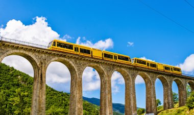 Sejourne Köprüsü - Fransa, odun yığını üzerinde sarı tren (tren üç)