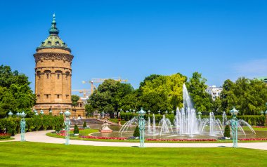 Mannheim Friedrichsplatz meydanında Çeşme ve Su Kulesi -
