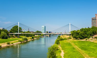 Mannheim - Almanya Neckar Nehri'nin görünümü