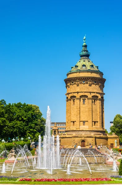 Fontän och vattentorn på Friedrichsplatz-torget i Mannheim - — Stockfoto