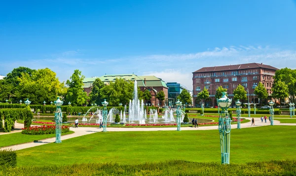 Fonte de Wasserspiele na praça Friedrichsplatz em Mannheim - Ge — Fotografia de Stock