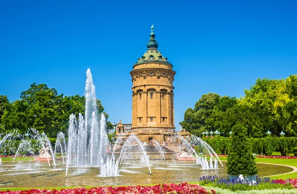 Fountain and Water Tower on Friedrichsplatz square in Mannheim - — Stock Photo, Image