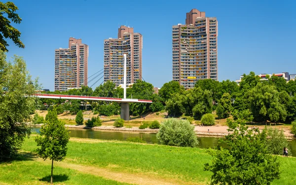 Hochhäuser und Neckarsteg in Mannheim, Deutschland — Stockfoto