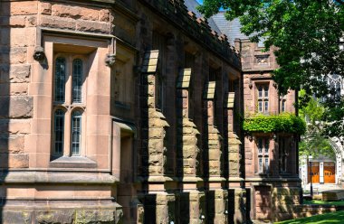 Princeton, New Jersey - 4 Temmuz 2025: Princeton Üniversitesi kampüsündeki East Pyne Hall. Bina, Collegiate Gothic mimarisinin klasik bir örneği.
