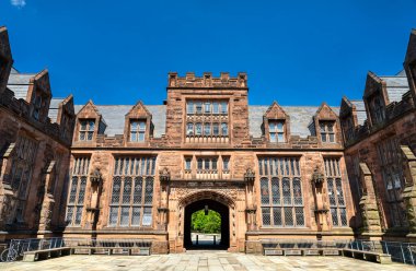 Princeton, New Jersey - 4 Temmuz 2025: Princeton Üniversitesi kampüsündeki East Pyne Hall. Bina, Collegiate Gothic mimarisinin klasik bir örneği.