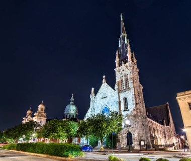 Harrisburg, Pennsylvania 'daki Grace United Metodist Kilisesi. Gotik Uyanış simgesi ve yakınlardaki St. Patricks Katedrali geceleri aydınlatılır.