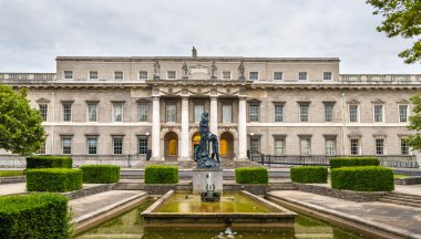 Dublin özel evin arkasında heykeli