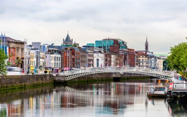 Görünümü ile Ha'penny Bridge - İrlanda Dublin
