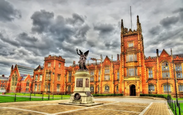 Queen University War Memorial - Belfast, Northern Ireland — Stock Photo, Image