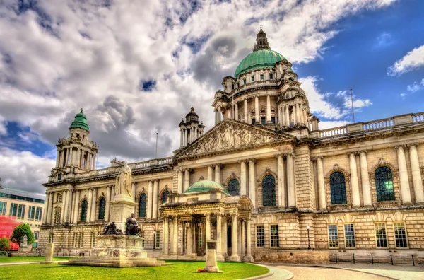 Kraliçe Victoria Anıtı ve Belfast City Hall - Kuzey İrlanda — Stok fotoğraf