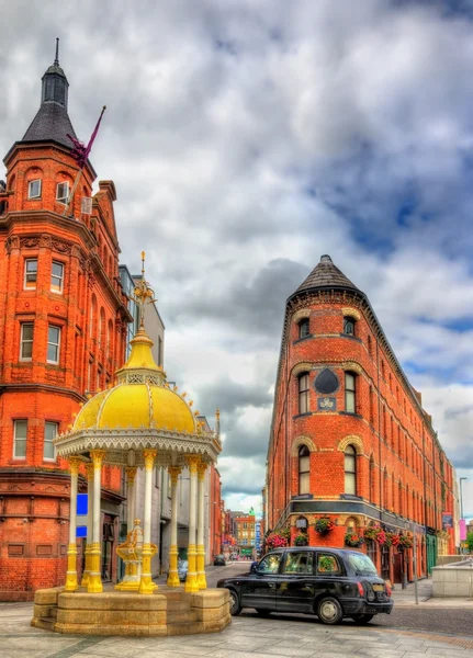 The Jaffe Memorial Fountain and Bittles Bar in Belfast - Norther — Stock Photo, Image