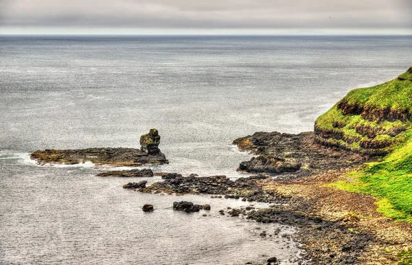 Costa costeira irlandesa perto do Giants Causeway, Reino Unido — Fotografia de Stock