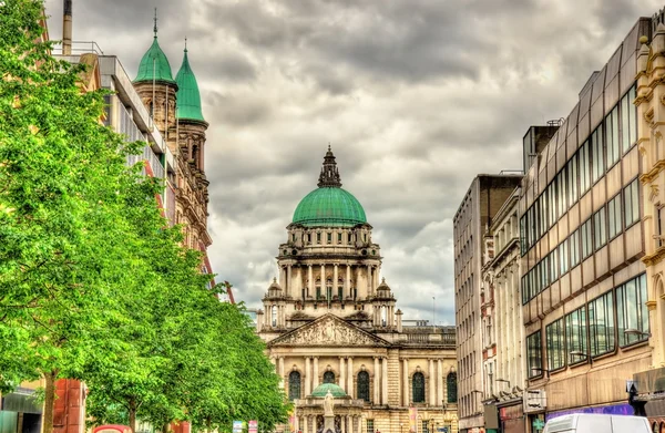 Vista da Câmara Municipal de Belfast a partir de Donegall Place - Irlanda do Norte — Fotografia de Stock