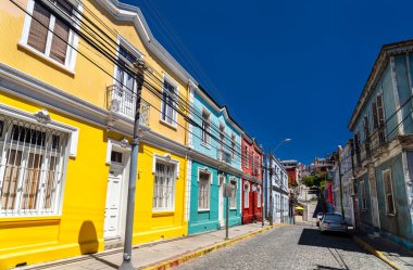 Cerro Concepcion ve Cerro Alegre arasındaki Templeman Caddesi manzarası. Renkli tarihi evler, derin mavi gökyüzünün altındaki dik kaldırım taşı sokağında.