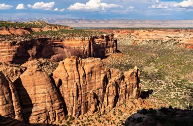 Boru Organı ve Dua Eden Eller ABD 'deki Colorado Ulusal Anıtı' ndaki Düğün Kanyonu 'ndan kaya oluşumları yükseliyor. Parmaklara benzeyen kırmızı kumtaşı kuleleri Grand View yakınlarında mavi gökyüzüne karşı duruyor.