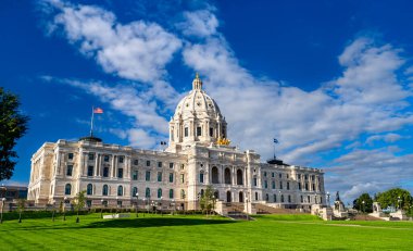 Minnesota State Capitol binası Saint Paul, ABD 'de duruyor. Rönesans Uyanış mimarisi, mavi gökyüzünün altında beyaz bir mermer kubbe ve altın kuadriga heykeli barındırır.