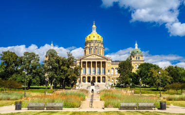 Iowa State Capitol binası Des Moines, ABD 'de bir tepenin üzerinde bulunuyor. Tarihi mimaride merkezi bir altın kubbe ve mavi bir yaz gökyüzünün altında dört köşe kubbe bulunur.