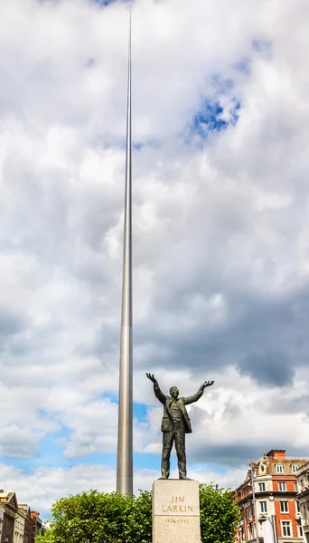 Άγαλμα του Τζιμ Λάρκιν και ο κώνος του Δουβλίνου - Ιρλανδία — Φωτογραφία Αρχείου