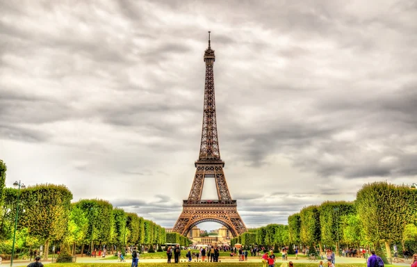 Uitzicht op de Eiffeltoren van de Champ de Mars — Stockfoto