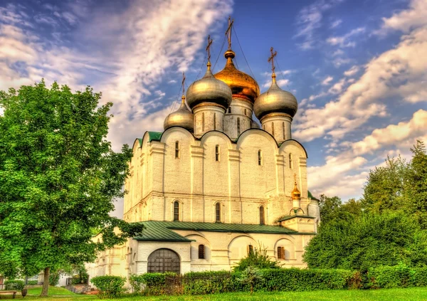 斯摩棱斯克圣女修道院大教堂，在中心商谈的教科文组织网站 — 图库照片