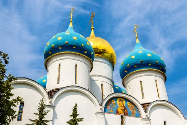 De kathedraal van de veronderstelling van de Trinity Lavra van St. Sergius — Stockfoto