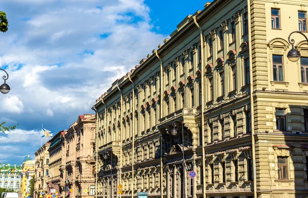 建筑物上金钟路堤在圣彼得堡，俄罗斯 — 图库照片