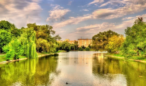 Vista da lagoa Novodevichy em Moscou - Rússia — Fotografia de Stock