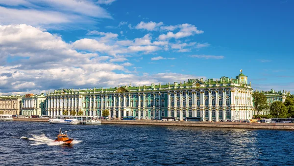 Vista do Palácio de Inverno com o rio Neva em São Petersbur — Fotografia de Stock