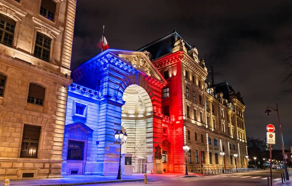 Ile de la Cite 'deki polis binasında Fransa' nın Paris kentindeki taş kemer yolu girişinde mavi, beyaz ve üç renkli Fransız bayrağı bulunmaktadır.
