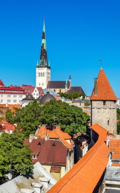 Tallinn - Estonya St Olaf Kilisesi ve surlar görünümünü