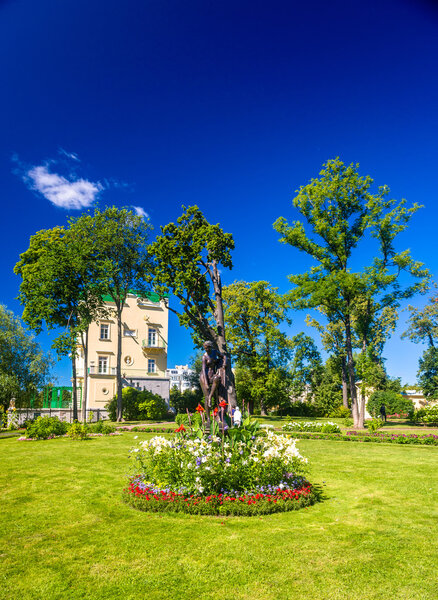 Венера снимает сандалию, скульптуру в Петергофском саду
