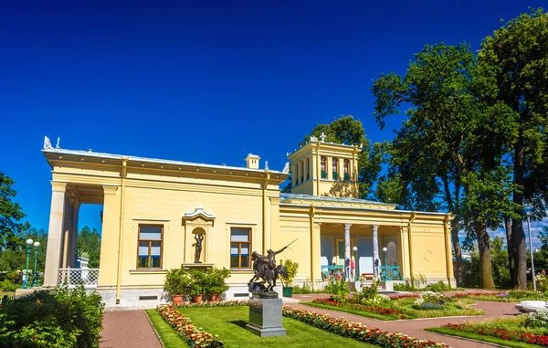 Вид на Царицынский павильон в Петергофе - Россия — стоковое фото