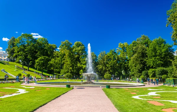 Gran fuente francesa en Peterhof Garden - Rusia —  Fotos de Stock