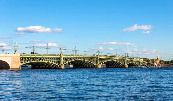 Visa för Trinity Bridge i Sankt Petersburg - Ryssland — Stockfoto