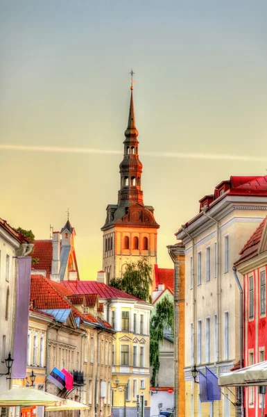 Ulicy w zabytkowym centrum miasta Tallinn, Estonia — Zdjęcie stockowe