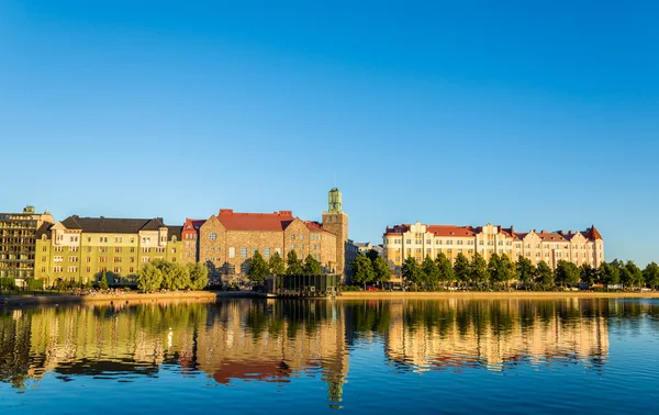 Vista del centro de Helsinki sobre el lago Elaintarhanlahti — Foto de Stock