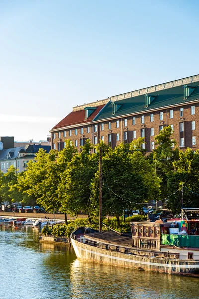 Loď na jezeře Elaintarhanlahti v Helsinkách - Finsko — Stock fotografie